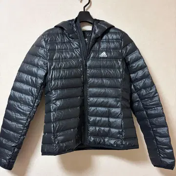최종 가격 인하! adidas/라이트 다운 자켓/OT 후드 부착/블랙