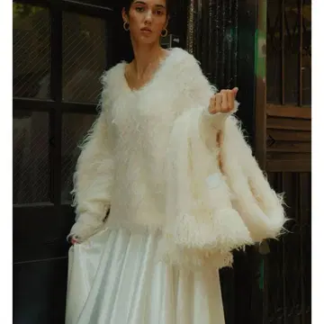 피갈 샤기 브이넥 니트 더 토