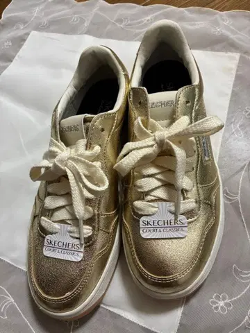 SKECHERS GO WALK CLASSICS 골드 스니커즈