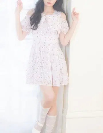 evelyn 오프숄더 꽃무늬 플레어 원피스