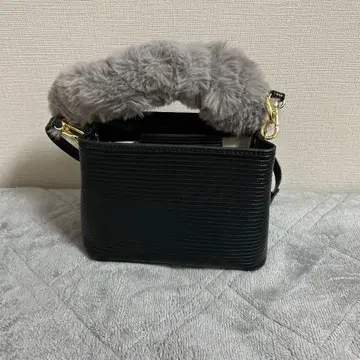 PARIGOT에서 구매! 퍼 달린 블랙 숄더백