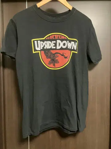 UPSIDE DOWN 블랙 T셔츠 기묘한 이야기