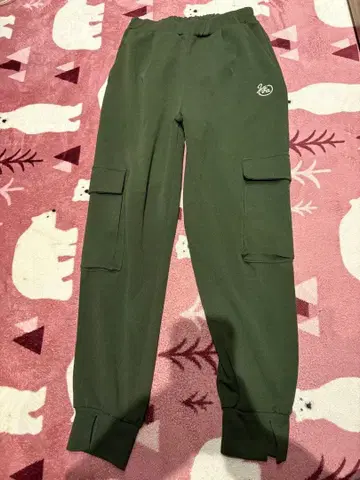 올리브 그린 조거 팬츠 카고 포켓 부착