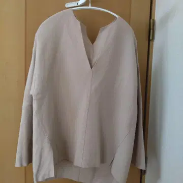 뮌헨 베이지 V넥 긴팔 상의