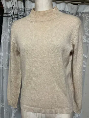 베이지 하이넥 니트 스웨터 긴팔