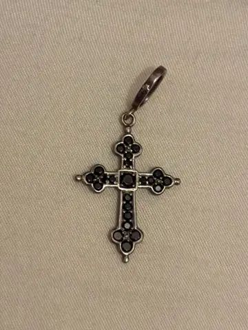 로리 로드킨 스톤 부착 크로스 펜던트 블랙