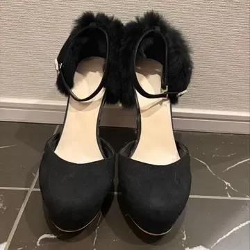 에밀리아 위즈 퍼 부착 주얼리 펌프스