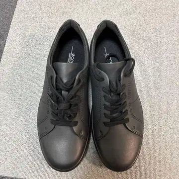 ECCO 블랙 가죽 스니커즈 40
