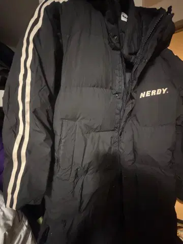NERDY 블랙 다운 자켓 후드 부착