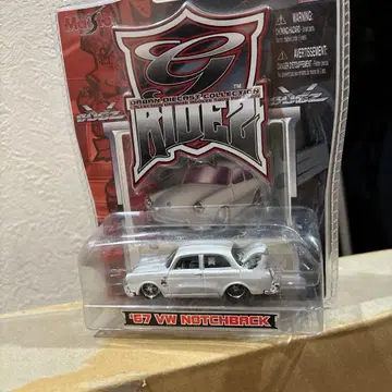 1/64 1967 폭스바겐 노치백 화이트