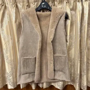 LINKABLE 페이크 무스탕 후드 부착 퍼 베스트 베이지