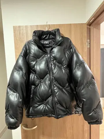ZARA 엠보싱 인조 가죽 퍼퍼 자켓