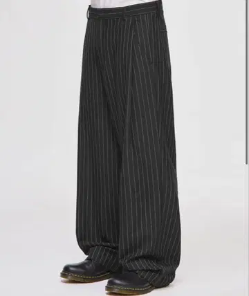 SIGNATURE Side-dip one-tuck slacks