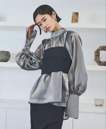 [택 포함 새상품] AIC. 빅 커프스 오간자 개더 블라우스 실버