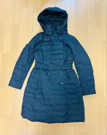 다크 그레이 다운 코트 후드 탈부착 가능 벨트 포함 니콜 화이트