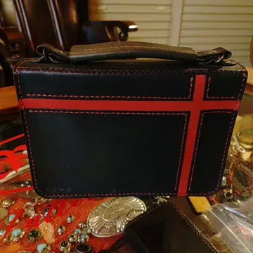 도치기 가죽 클러치백 블랙과 빨간색 스트라이프