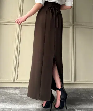 다크 브라운 타이트 스커트 슬릿 포함