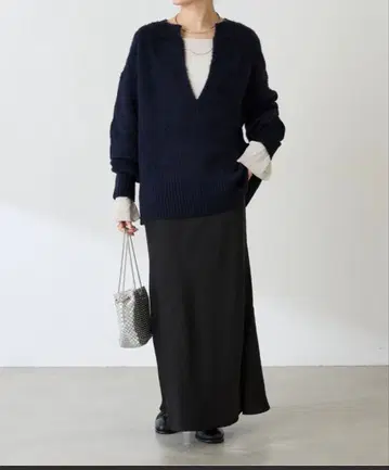 에어리 깊은 V 네이비 니트