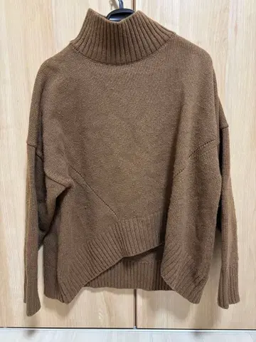 치노 / CINOH 브라운 터틀넥 니트