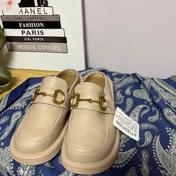 새상품 베이지 골드 버클 로퍼 슬립온