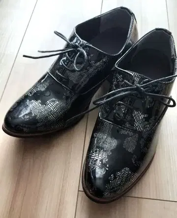 에나멜 레이스업 슈즈 패턴이 들어간 블랙 레이스업 슈즈