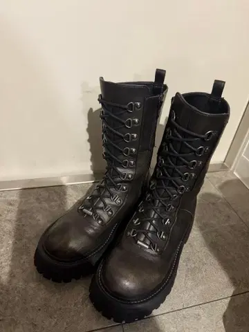 LAGUA GEM BLURRED LACE UP 부츠