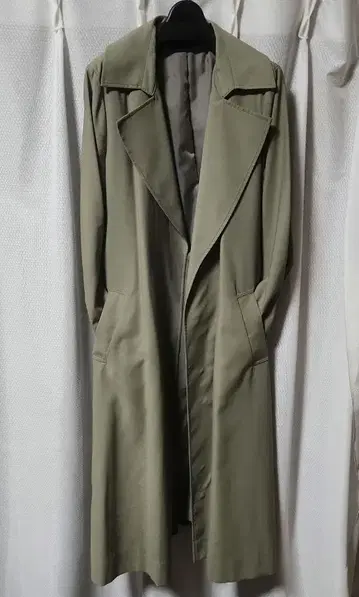 올리브 그린 플리츠 백 롱 코트