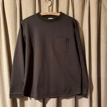 GOOD ENOUGH 포켓 부착 롱 T