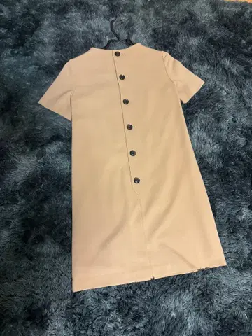 INED 베이지 버튼 백 미니 원피스