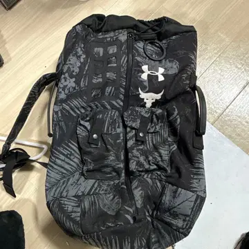 언더아머 블랙 팜 패턴 백팩
