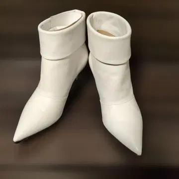 화이트 스틸레토 부티