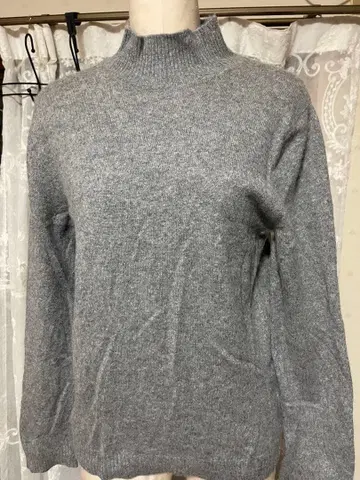 고급 캐시미어 그레이 터틀넥 니트 스웨터