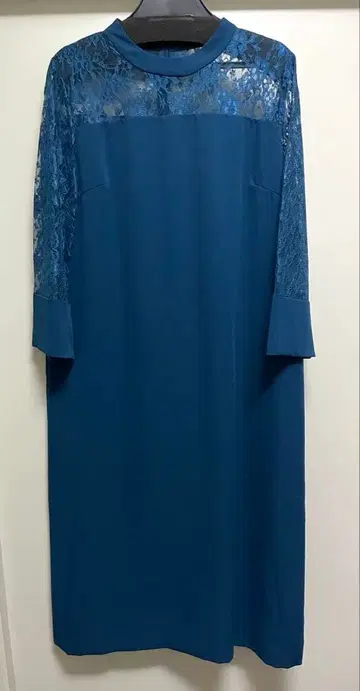 파란색 레이스 긴팔 무릎 기장 원피스