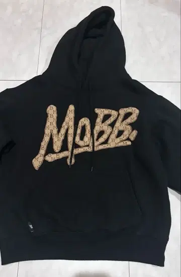 MOBB 블랙 후드 부착 후드티