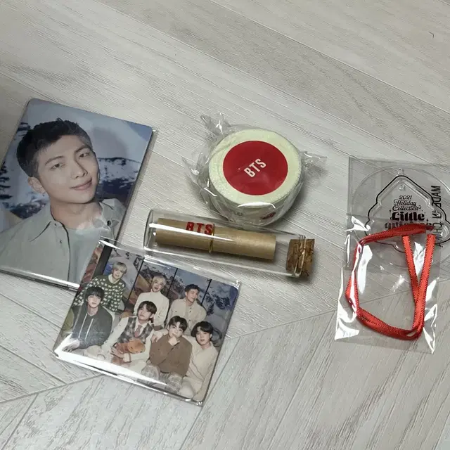 방탄 홀리데이박스 키트 일부 구성