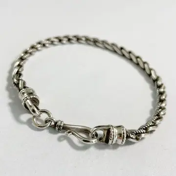 Suman Dhakhwa 수만다크와 트위스트 체인 팔찌