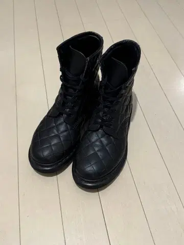 레어 새상품급 닥터마틴 퀼팅 부츠 23.5