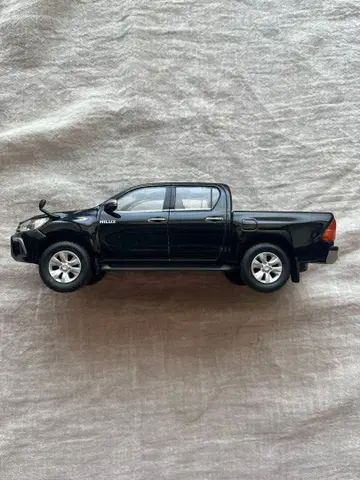 도요타 하이럭스 미니카 블랙