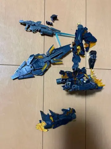 HG(하이 그레이드) 로봇 모델 조립 중