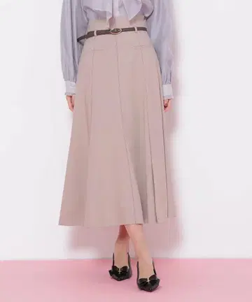 질스튜어트 가는 벨트 포함 플레어 스커트 베이지