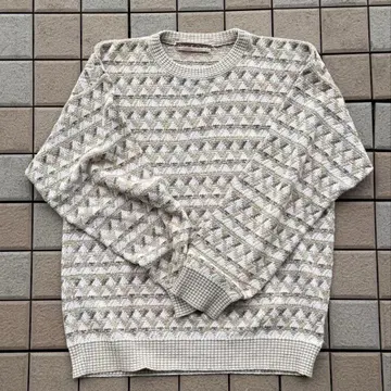 기하학 패턴 베이지 계열 니트 스웨터