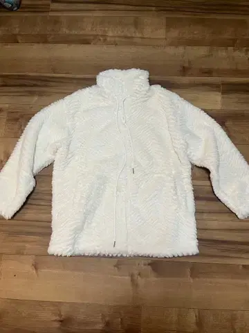 화이트 퍼 소재 자켓