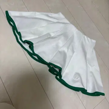 DANILOVE 화이트 플리츠 스커트 DG 로고