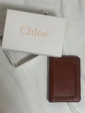 끌로에 브라운 여권 케이스