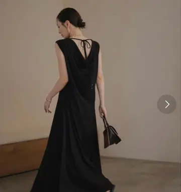 anuans 백 드레이프 볼륨 컷 드레스