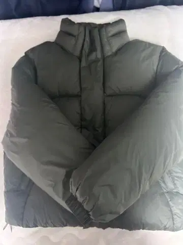 올리브 그린 하이넥 다운 자켓