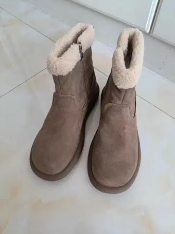 브라운 퍼가 달린 스웨이드 부츠