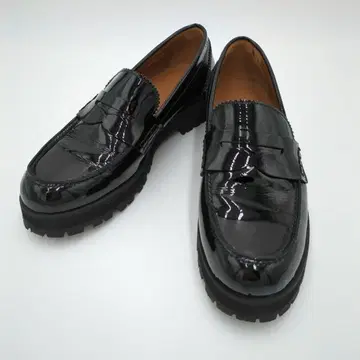 새상품급 미사용에 가까운 Pertini 페르티니 에나멜 통굽 로퍼 37