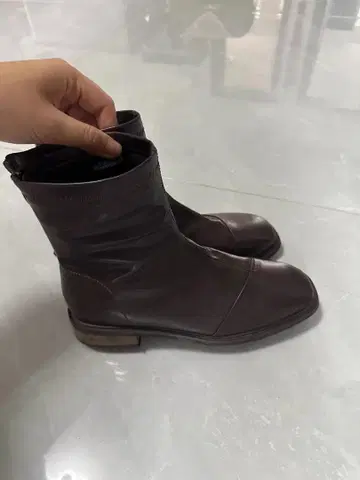다크 브라운 가죽 부츠
