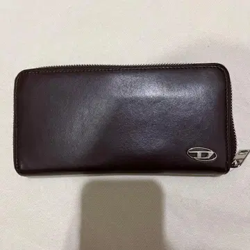 브라운 가죽 장지갑 메탈 로고 포함